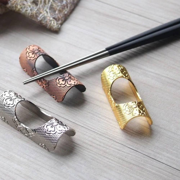 다나베 전통 문양의 우아한 청동 젓가락 받침