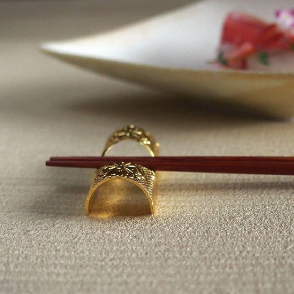 다나베 전통 문양의 우아한 금 젓가락 받침