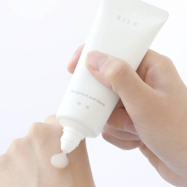 키누야 실크 핸드 크림 위드 에센셜 오일 베르가못 & 허브 50g